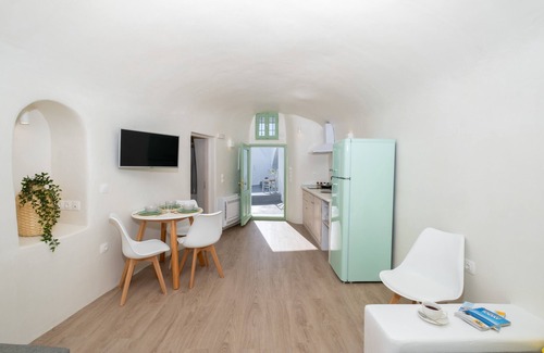 Pyrgos House | White Orchid Cave House & Studio