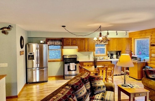 Lansing Cabin | White Pine Cabin with Swimming Pond & Hot Tub Jacuzzi