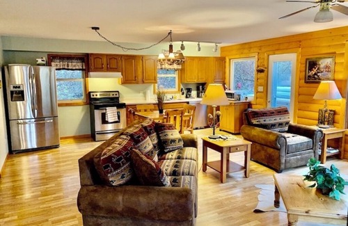 Lansing Cabin | White Pine Cabin with Swimming Pond & Hot Tub Jacuzzi