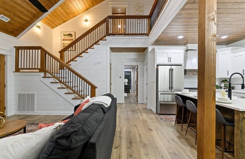 Hochatown Cabin | Whitetail Run | Beautiful custom cabin 2BR + Loft sleeps 10 w/hot tub