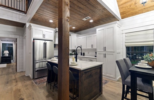 Hochatown Cabin | Whitetail Run | Beautiful custom cabin 2BR + Loft sleeps 10 w/hot tub