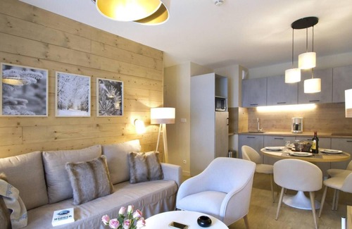 Eclose-Est Apartment | Wifi, 50m from ski slopes, fitness, sauna, hammam, balcony, tv, ski locker, 78m², Alpe d'Huez