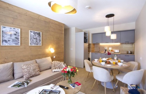 Eclose-Est Apartment | Wifi, 50m from ski slopes, fitness, sauna, hammam, balcony, tv, ski locker, 78m², Alpe d'Huez