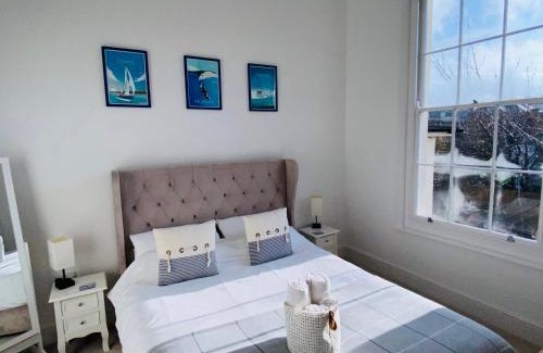 Ryde Apartment | Wight On The Beach, Sleeps 4, Free Off Road Parking, Balcony with Sea Views