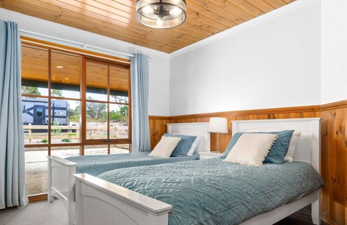Marengo Cottage | Wild Dog - 3 bdrm with out-door hot tub