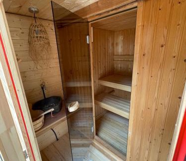 Bosgebied Hoenderloo Ski Chalet | Wild Flower Wellness met privé Sauna en Hottub in prachtige tuin met overkapping