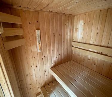 Bosgebied Hoenderloo Ski Chalet | Wild Flower Wellness met privé Sauna en Hottub in prachtige tuin met overkapping
