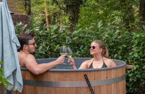 Bosgebied Hoenderloo Ski Chalet | Wild Flower Wellness met privé Sauna en Hottub in prachtige tuin met overkapping