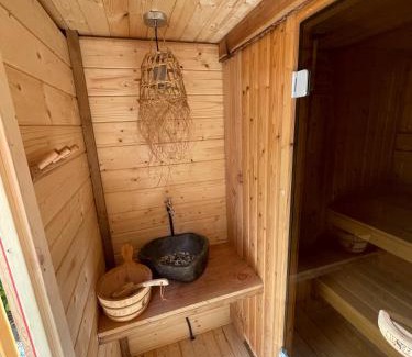 Bosgebied Hoenderloo Ski Chalet | Wild Flower Wellness met privé Sauna en Hottub in prachtige tuin met overkapping