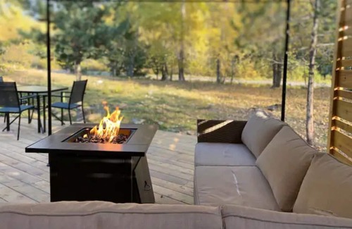 Central Kootenay Cottage | Wild Woods Creek Cottage near Whitewater Ski Hill with hot tub