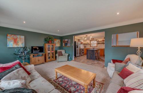 Pepin House | Wildflower Cottage - Cute Home with Yard & Bonfire