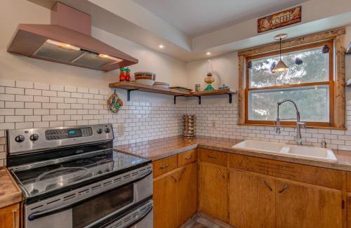 Pepin House | Wildflower Cottage - Cute Home with Yard & Bonfire