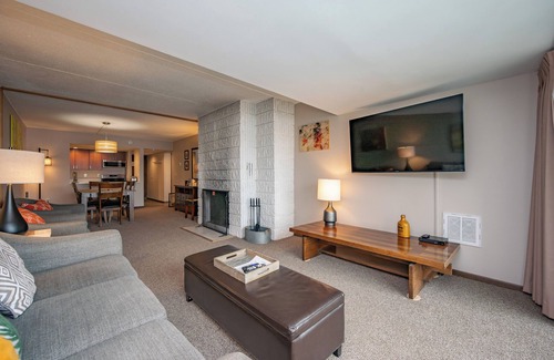 Mountainside Condo | Will O' The Wisp 101B: Lakefront condo, one bedroom, sleeps four!