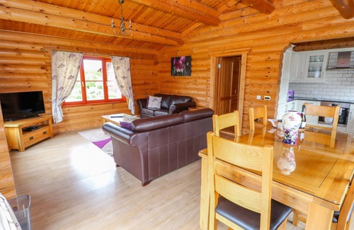 Castle Bytham Cottage | WILLOW LODGE, family friendly, with pool in Greetham, Rutland