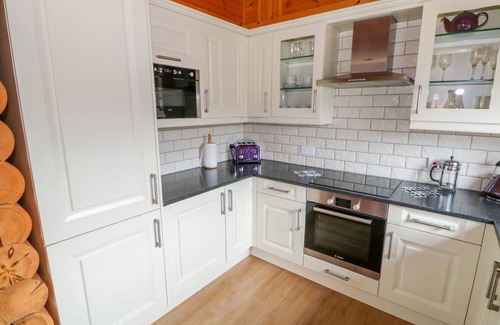 Castle Bytham Cottage | WILLOW LODGE, family friendly, with pool in Greetham, Rutland