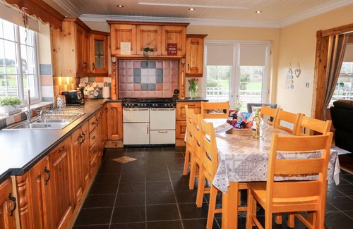 Newry House | WILLOW TREE FARM HOUSE, family friendly in Jonesborough