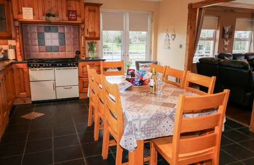 Newry House | WILLOW TREE FARM HOUSE, family friendly in Jonesborough