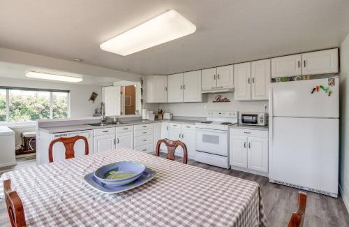 Winchester Bay House | Winchester Bay Vacation Rental Near Dunes and ATV!