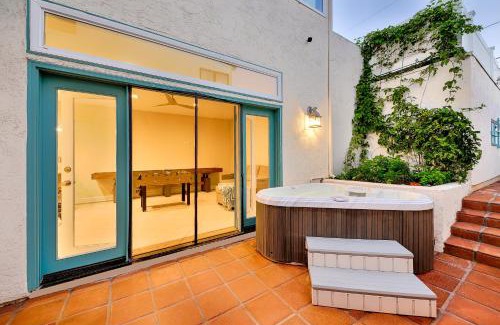 Beach Barber Tract House | Windansea Beach Luxury - Spa, AC, Walk2Beach, Garage & fast WiFi