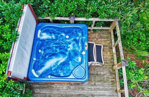 Newland Cabin | Winds Aloft -Quaint Cabin with Grandfather Mountain views, Hot Tub