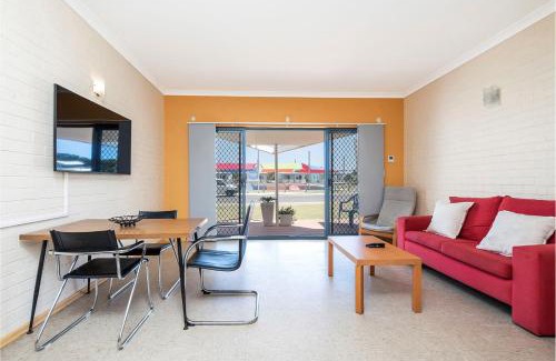 Lancelin Apartment | Windsurfer beach Chalet 1