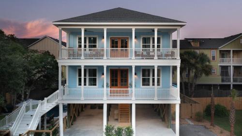 Folly Beach House | Windward House by AvantStay Walk to Beach Restaurants Saltwater Pool
