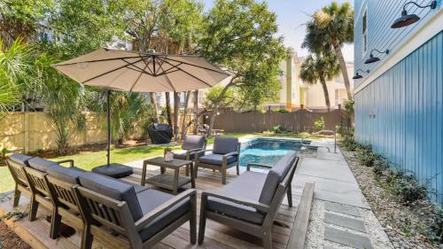 Folly Beach House | Windward House by AvantStay Walk to Beach Restaurants Saltwater Pool
