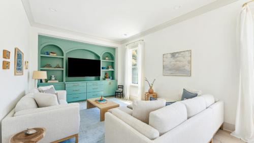 Folly Beach House | Windward House by AvantStay Walk to Beach Restaurants Saltwater Pool