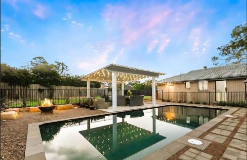 Nulkaba House | Wine Stop Quarters Pool, Tour, Pickup Wineries