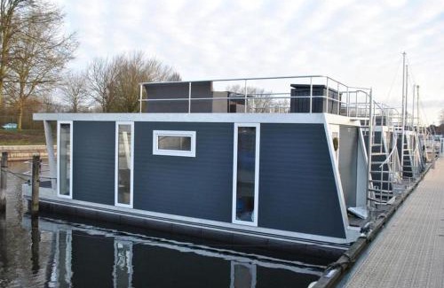 Monnickendam Boat Rental | Winter at our comfi Houseboat "Tulip"