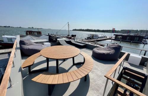 Monnickendam Boat Rental | Winter at Surla Houseboat "De Albatros" in Monnickendam