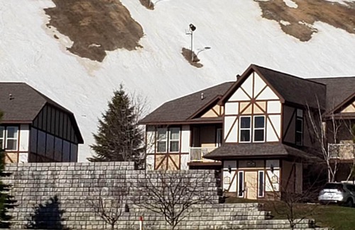 Boyne Falls Condo | Winter Ski Holiday at Boyne Mountain - Cozy Luxury Villa