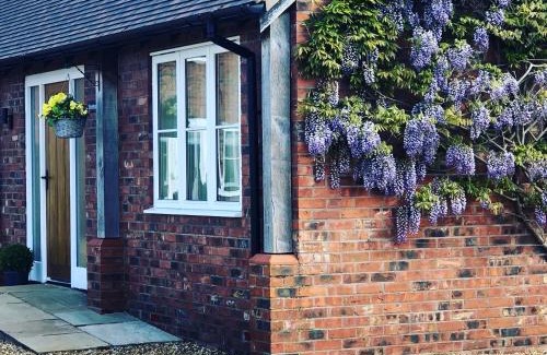 Eaton Mascott Apartment | Wisteria Cottages are self catering cottages in a beautiful village location