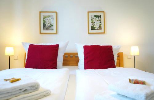 Stadtmitte Apartment | Wohnensemble mit 3 separaten Bereichen- 2 Küchen- 3 Badezimmer- 10 Personen- Garten- Parkplatz