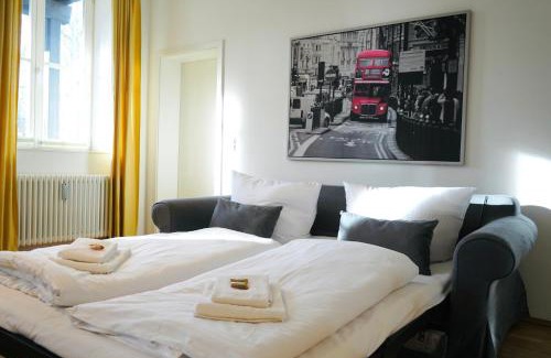 Stadtmitte Apartment | Wohnensemble mit 3 separaten Bereichen- 2 Küchen- 3 Badezimmer- 10 Personen- Garten- Parkplatz