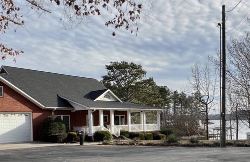 Centre House | Wonderful House on Weiss Lake! Two piers and nearby boat launch. Sleeps 16