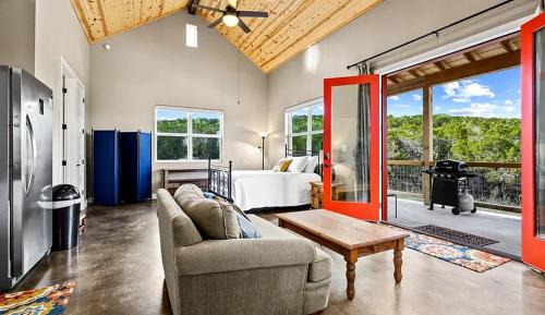 Dripping Springs House | Wonderful Open-Plan Cottage for a Fantastic Family Retreat to Texas Hill Country near Dripping Springs, Texas