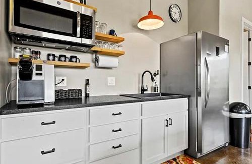 Dripping Springs House | Wonderful Open-Plan Cottage for a Fantastic Family Retreat to Texas Hill Country near Dripping Springs, Texas