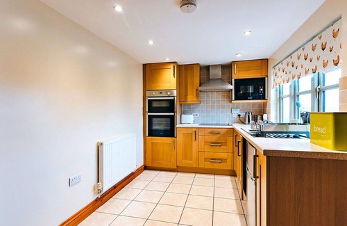 Craven Arms House | Wonderful villa for 4 people with pool, WIFI and terrace