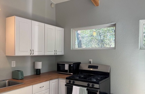 Cross Roads House | Wooded retreat in charming Cross Roads