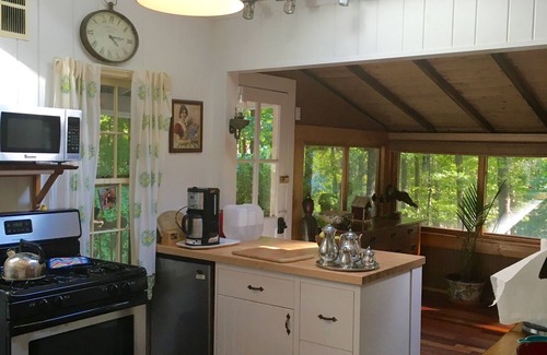 Glenford Cottage | Woodstock Cottage with hot tub. Close to town yet very private.
