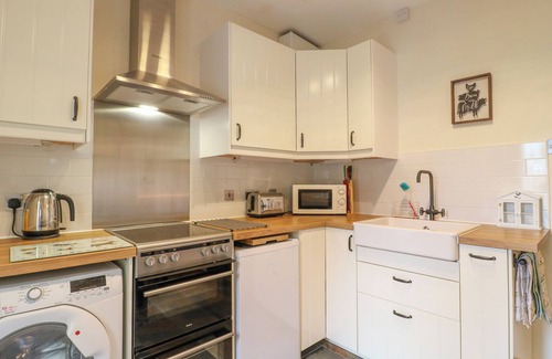 Cannock Cottage | WOODSTOCK LODGE, pet friendly, with a garden in Hednesford