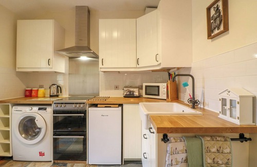 Cannock Cottage | WOODSTOCK LODGE, pet friendly, with a garden in Hednesford