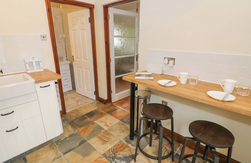 Cannock Cottage | WOODSTOCK LODGE, pet friendly, with a garden in Hednesford