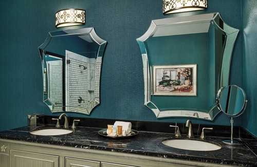 Aurora Hotel | Woolley’s Classic Suites