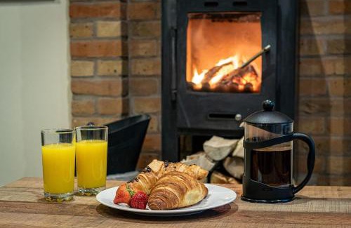 Farley House | Wootton, woodland lodge with hot tub for 8