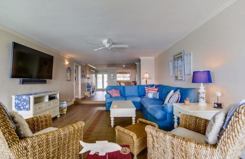 Solana Beach Apartment | Work Friendly Oceanfront SURF25 Condo