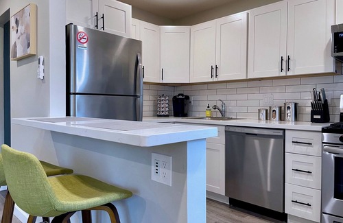 Walnut Creek Apartment | Work Here Remodeled Kitchen Fast WiFi King Bed Walk Downtown Parking