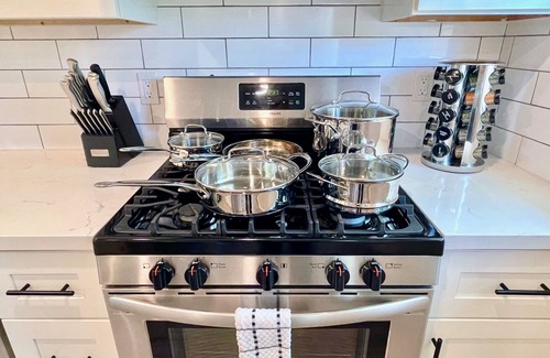 Walnut Creek Apartment | Work Here Remodeled Kitchen Fast WiFi King Bed Walk Downtown Parking