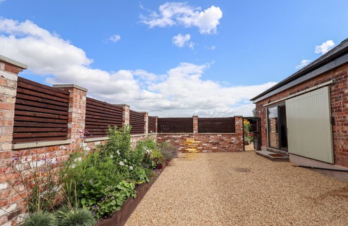 Sandbach Cottage | WREN COTTAGE, with a garden in Sandbach